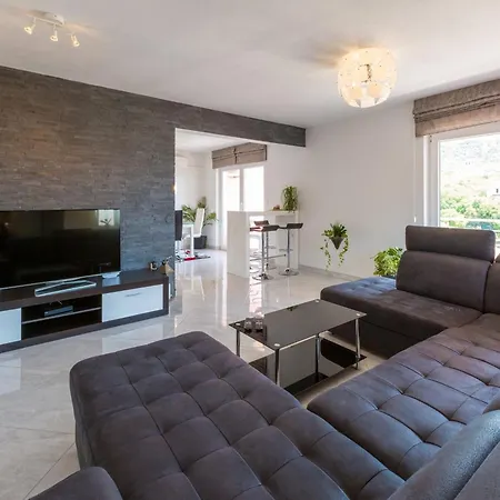 Black@white Apartman