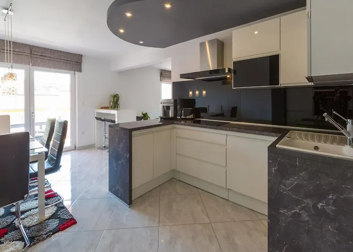 Apartment Black@white Klenovica
