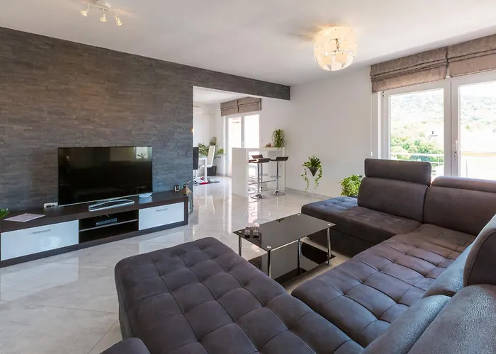 Black@white Apartment